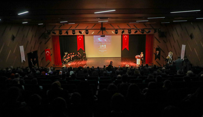 baskan-ekrem-yuce-24-kasim-ogretmenler-gunu-dolayisiyla-duzenlenen-programa-katildiykntvvjrau