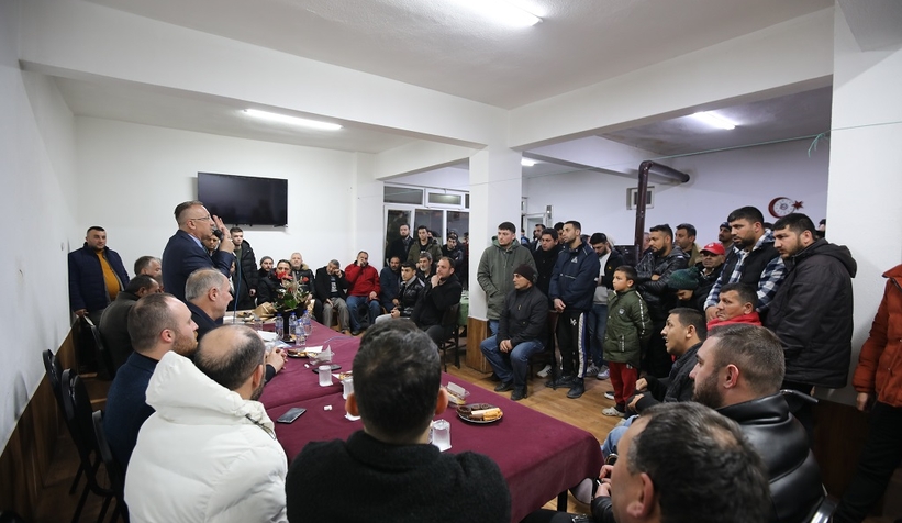 baskan-isiksu-camyolu-nda-vatandaslarla-bulusturezva1ret0