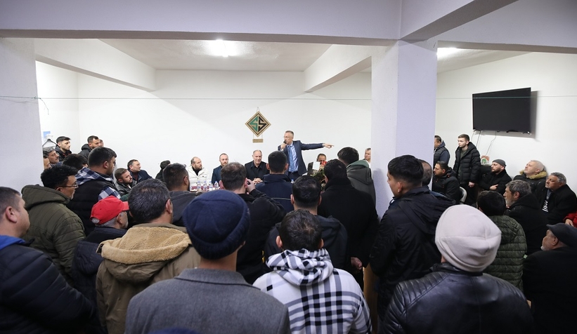 baskan-isiksu-camyolu-nda-vatandaslarla-bulusturezva1ret0