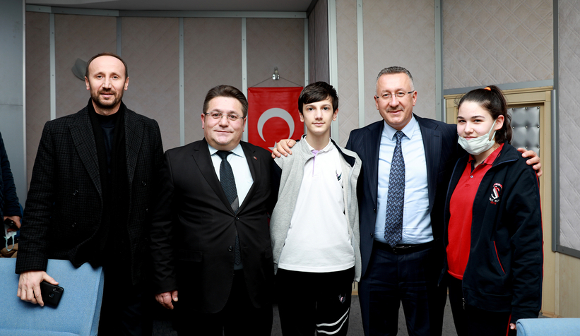 baskan-isiksu-dan-ogrencilere-hediyesmn3butxuy