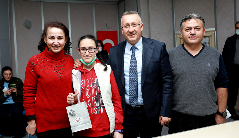 baskan-isiksu-dan-ogrencilere-hediyesmn3butxuy