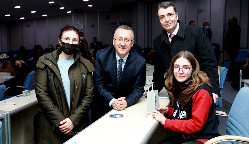 baskan-isiksu-dan-ogrencilere-hediyesmn3butxuy
