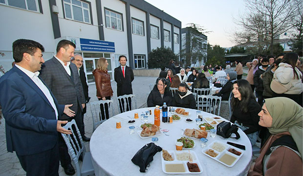 baskan-soykan-universite-ogrencileri-ile-iftarda-bulustu-svdrb3vxzj
