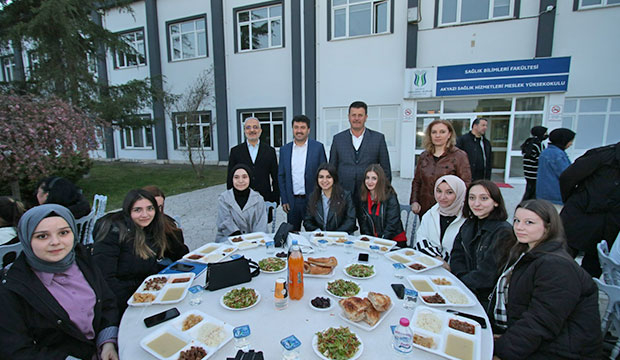 baskan-soykan-universite-ogrencileri-ile-iftarda-bulustu-svdrb3vxzj
