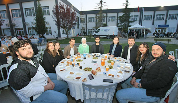 baskan-soykan-universite-ogrencileri-ile-iftarda-bulustu-svdrb3vxzj
