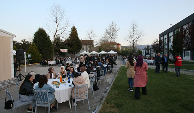 baskan-soykan-universite-ogrencileri-ile-iftarda-bulustu-svdrb3vxzj