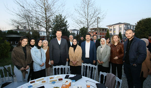 baskan-soykan-universite-ogrencileri-ile-iftarda-bulustu-svdrb3vxzj