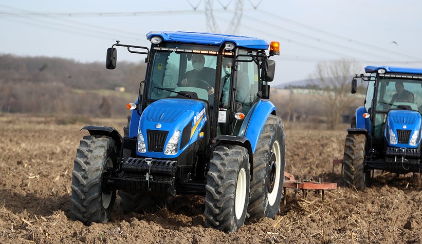Başkan Yüce çiftçinin tarlasını sürdü