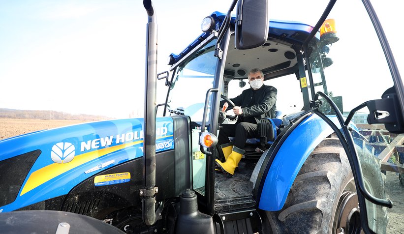 Başkan Yüce çiftçinin tarlasını sürdü