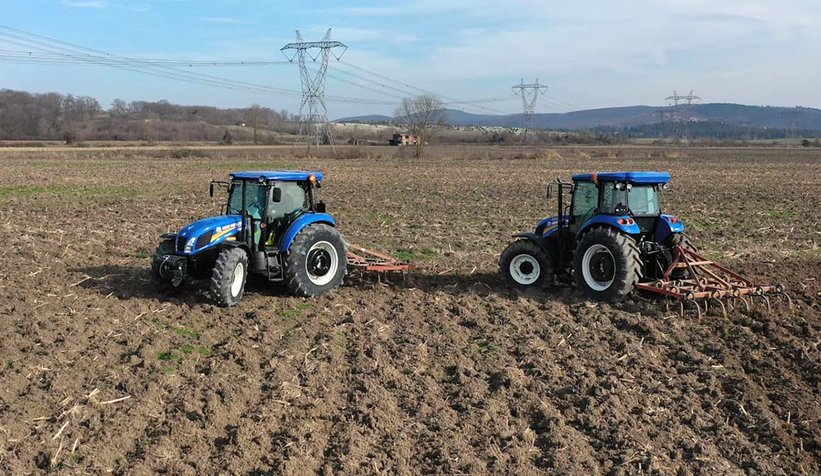 Başkan Yüce çiftçinin tarlasını sürdü