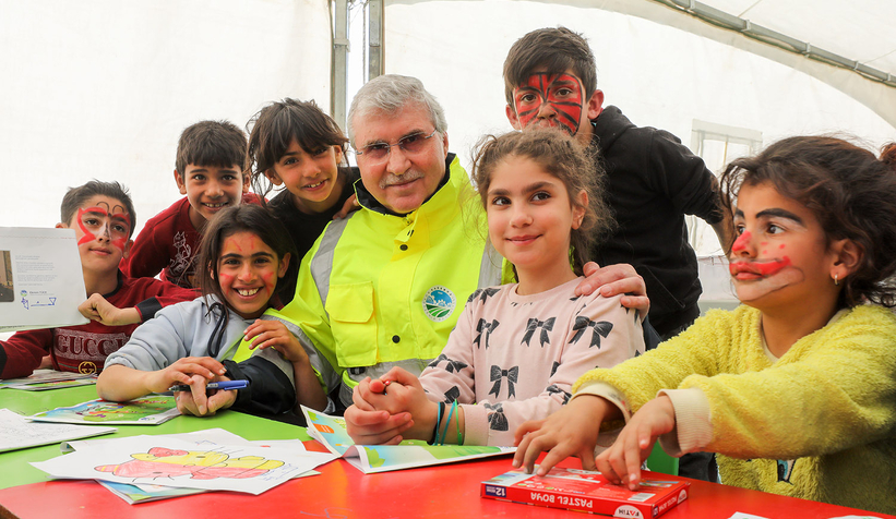 Başkan Yüce çocukların mutluluğunu paylaştı