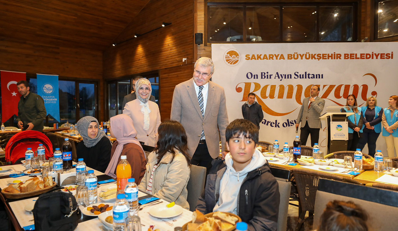 Başkan Yüce depremzede ailelerle iftarını açtı