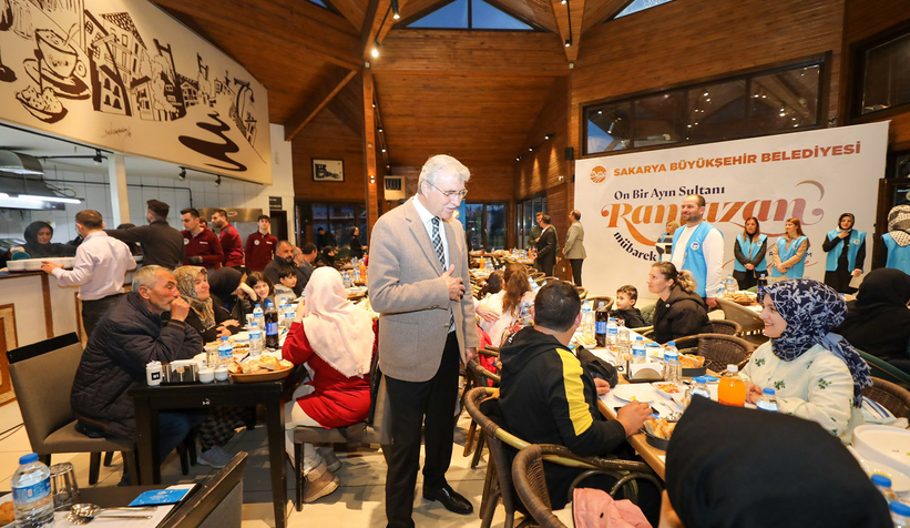 Başkan Yüce depremzede ailelerle iftarını açtı