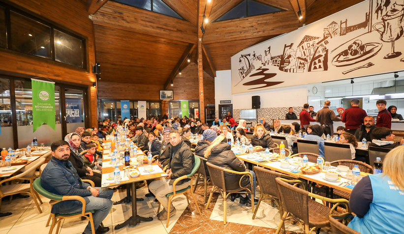 Başkan Yüce depremzede ailelerle iftarını açtı
