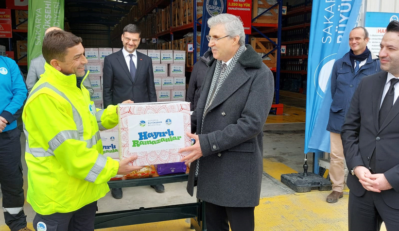 baskan-yuce-kolileri-kendi-eliyle-teslim-ettiqw5cauuvue
