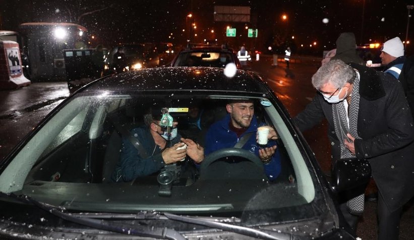 Başkan Yüce şoför ve yolculara sıcak çorba ikramında bulundu