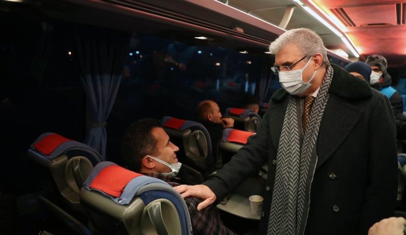 Başkan Yüce şoför ve yolculara sıcak çorba ikramında bulundu