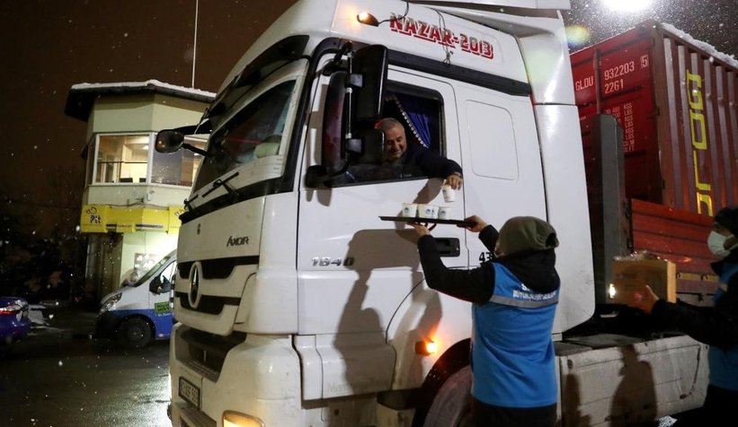 Başkan Yüce şoför ve yolculara sıcak çorba ikramında bulundu