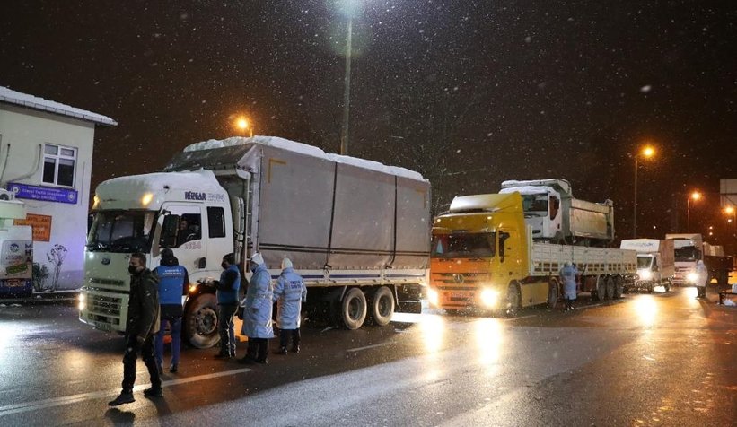Başkan Yüce şoför ve yolculara sıcak çorba ikramında bulundu