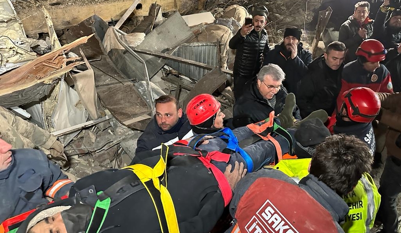 baskan-yuce-ve-kurtarma-ekipleri-depremzedeler-icin-mucadele-ediyorslzmr1h4uf