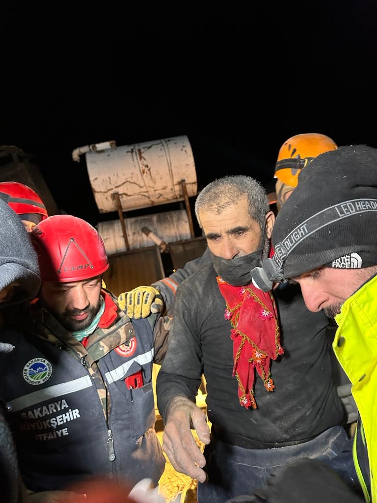 baskan-yuce-ve-kurtarma-ekipleri-depremzedeler-icin-mucadele-ediyorslzmr1h4uf