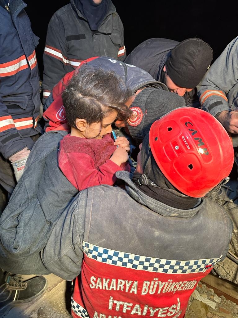 baskan-yuce-ve-kurtarma-ekipleri-depremzedeler-icin-mucadele-ediyorslzmr1h4uf