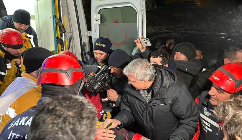 baskan-yuce-ve-kurtarma-ekipleri-depremzedeler-icin-mucadele-ediyorslzmr1h4uf