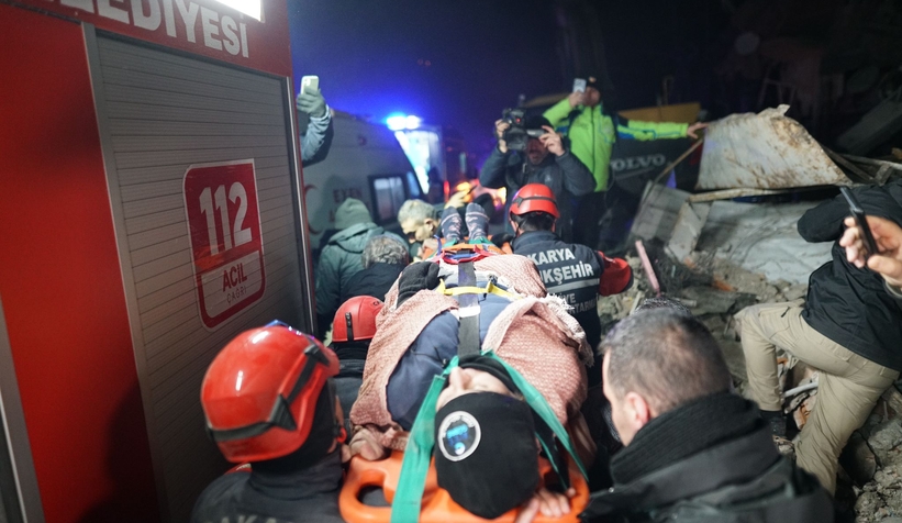 baskan-yuce-ve-kurtarma-ekipleri-depremzedeler-icin-mucadele-ediyorslzmr1h4uf