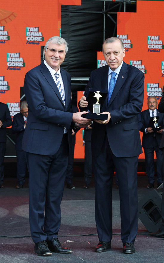 Başkan Yüce'ye ödülü Cumhurbaşkanı verdi