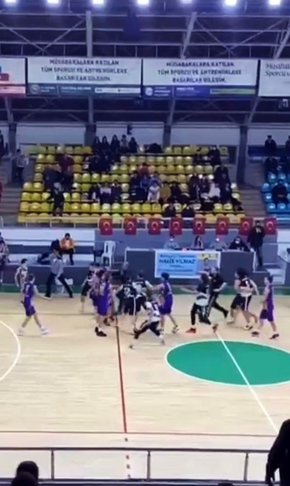 Basket sahası boks ringine dönüştü