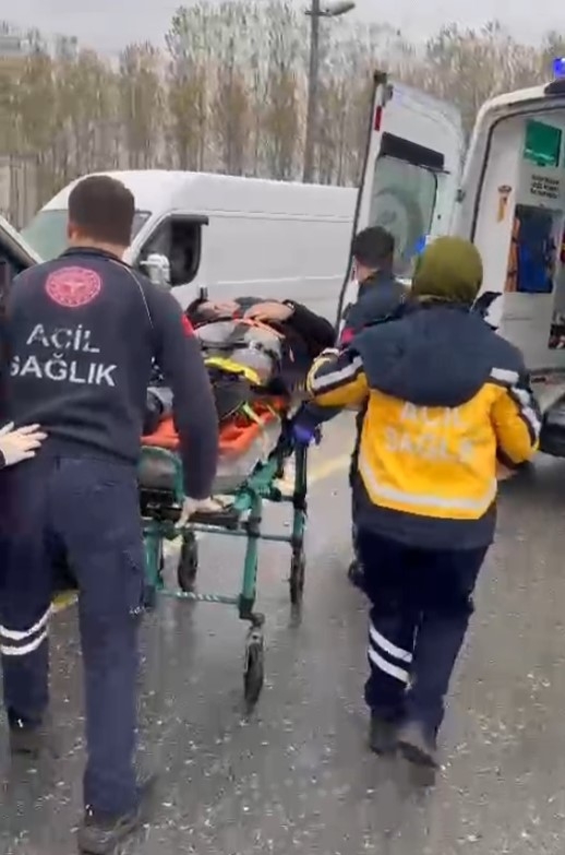 batakkoy-de-iki-arac-carpisti-savrulan-arac-isyeri-duvarini-yikti-2-yarali-ekdbsg8xcx