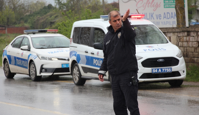 batakkoy-de-iki-arac-carpisti-savrulan-arac-isyeri-duvarini-yikti-2-yarali-ekdbsg8xcx