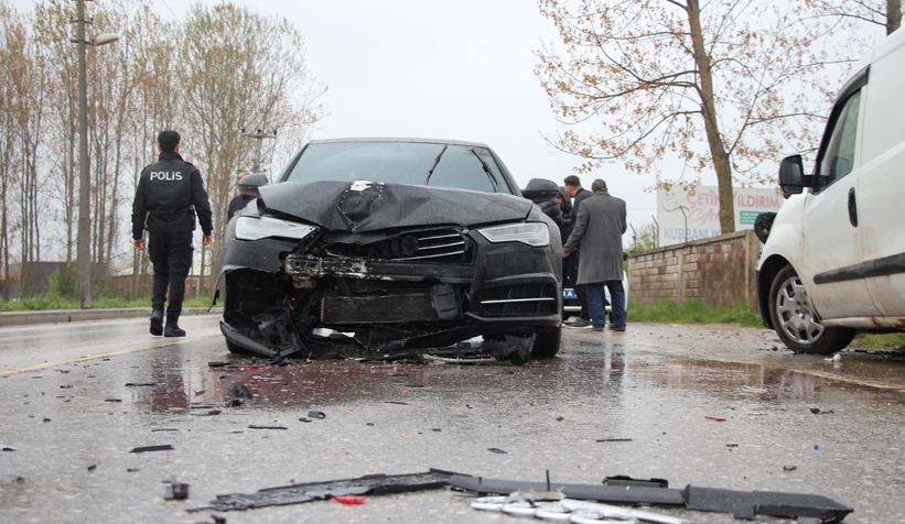 batakkoy-de-iki-arac-carpisti-savrulan-arac-isyeri-duvarini-yikti-2-yarali-ekdbsg8xcx