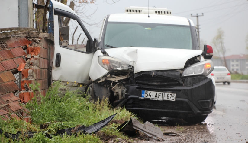 batakkoy-de-iki-arac-carpisti-savrulan-arac-isyeri-duvarini-yikti-2-yarali-ekdbsg8xcx