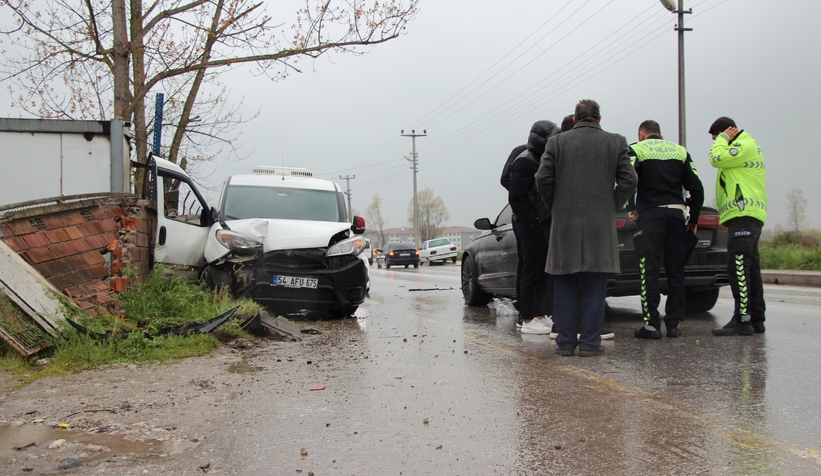 batakkoy-de-iki-arac-carpisti-savrulan-arac-isyeri-duvarini-yikti-2-yarali-ekdbsg8xcx