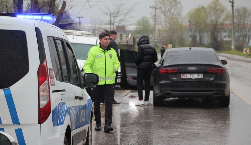 batakkoy-de-iki-arac-carpisti-savrulan-arac-isyeri-duvarini-yikti-2-yarali-ekdbsg8xcx