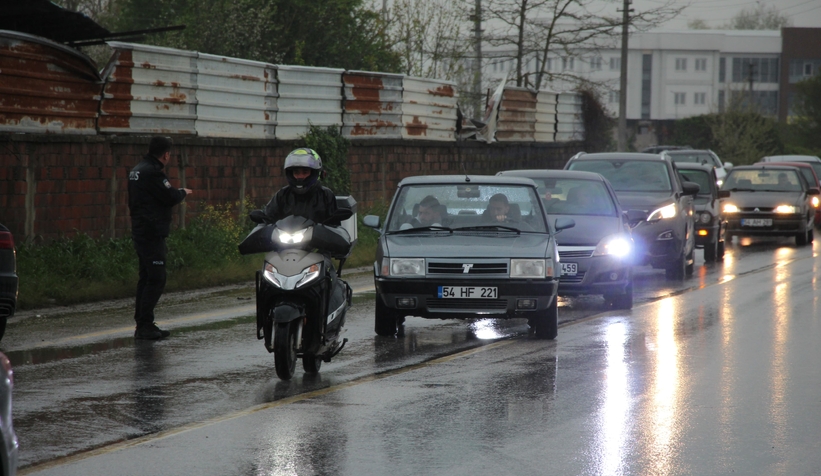 batakkoy-de-iki-arac-carpisti-savrulan-arac-isyeri-duvarini-yikti-2-yarali-ekdbsg8xcx
