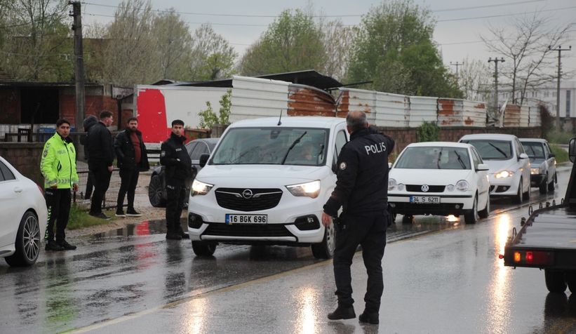 batakkoy-de-iki-arac-carpisti-savrulan-arac-isyeri-duvarini-yikti-2-yarali-ekdbsg8xcx