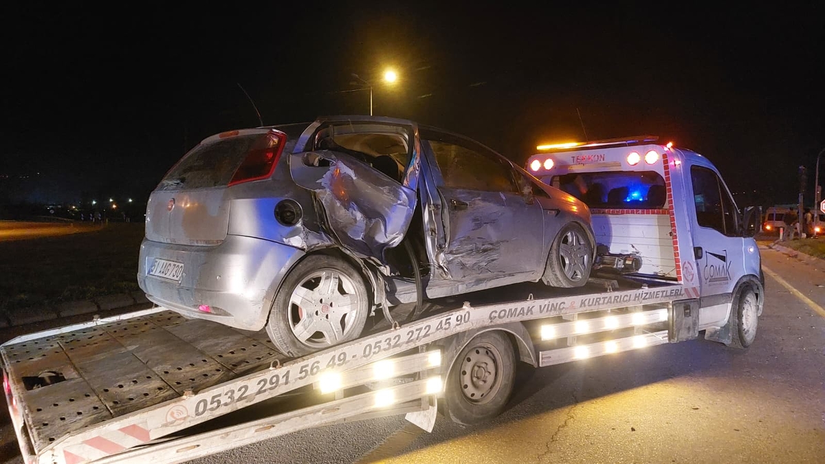 Batakköy Kavşağı'nda ambulans ile otomobil çarpıştı