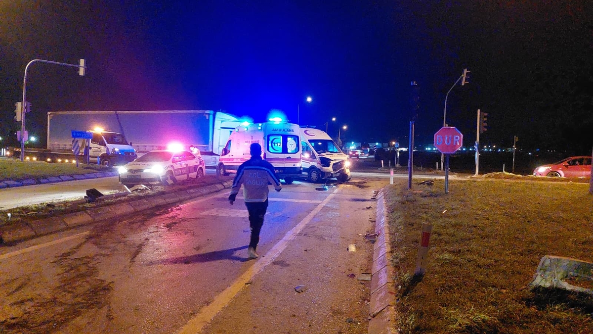 Batakköy Kavşağı'nda ambulans ile otomobil çarpıştı