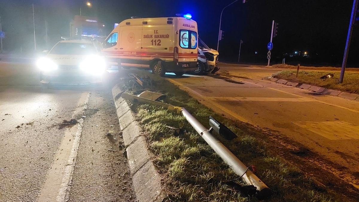 Batakköy Kavşağı'nda ambulans ile otomobil çarpıştı