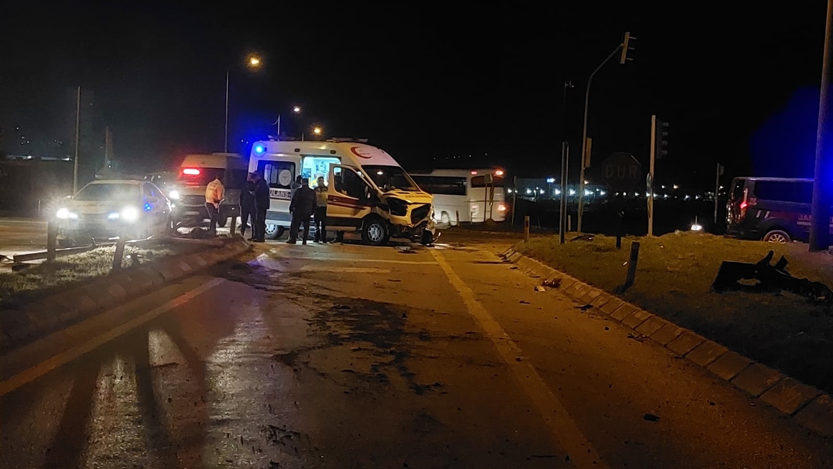 Batakköy Kavşağı'nda ambulans ile otomobil çarpıştı