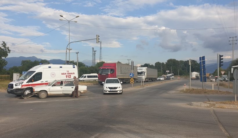 Batakköy Kavşağı'nda ambulansla otomobil çarpıştı