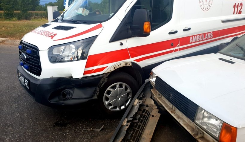 Batakköy Kavşağı'nda ambulansla otomobil çarpıştı