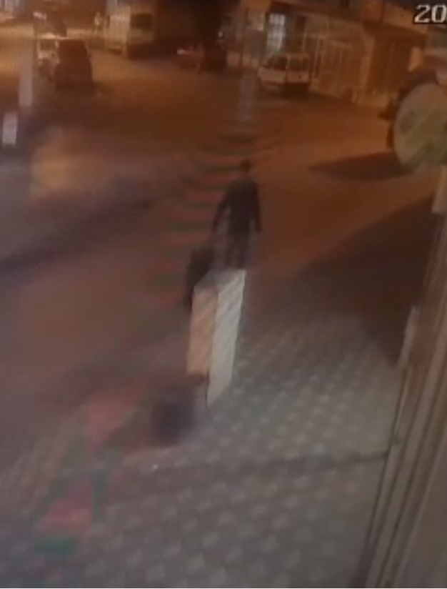 bavulu-kaldirima-birakinca-polis-alarma-gectizgdkmnpzag