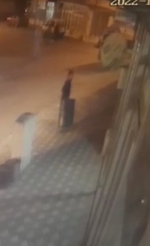bavulu-kaldirima-birakinca-polis-alarma-gectizgdkmnpzag
