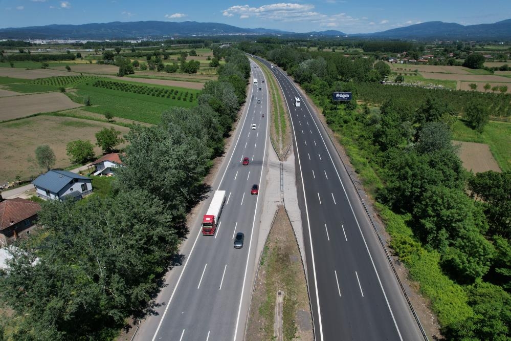 Bayram Dönüşü Başladı! Sakarya Geçişinde Araç Yoğunluğu Havadan Görüntülendi