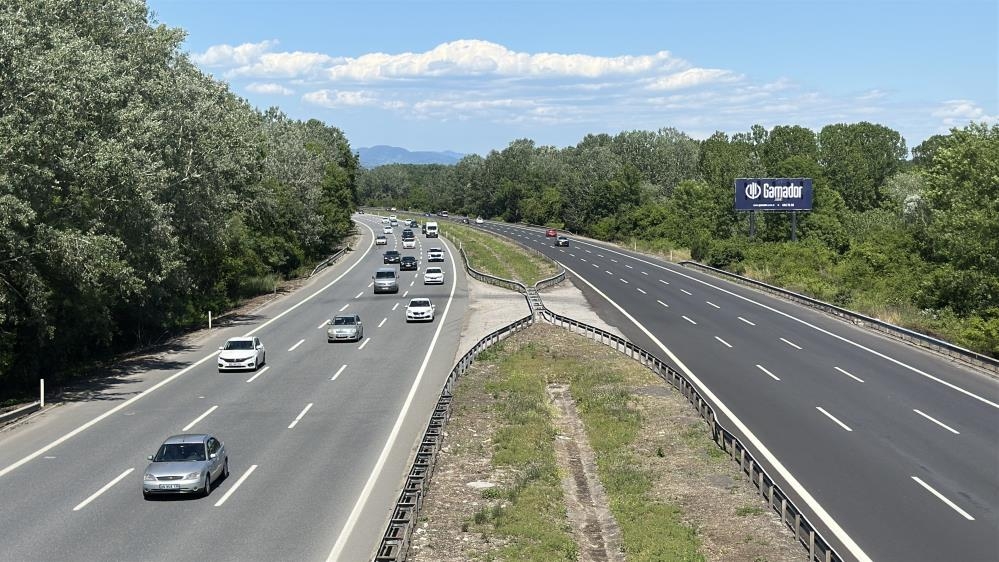 Bayram Dönüşü Başladı! Sakarya Geçişinde Araç Yoğunluğu Havadan Görüntülendi