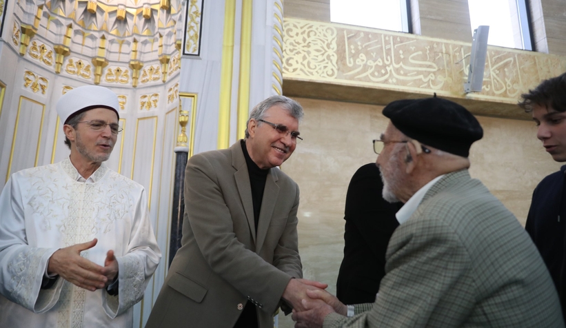 bayram-namazi-ni-seyh-edebali-camiinde-kildilarrtdcbwtztu