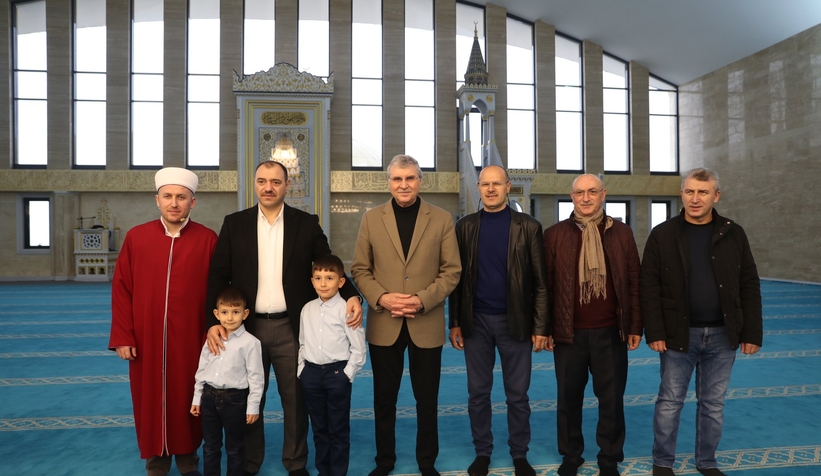bayram-namazi-ni-seyh-edebali-camiinde-kildilarrtdcbwtztu